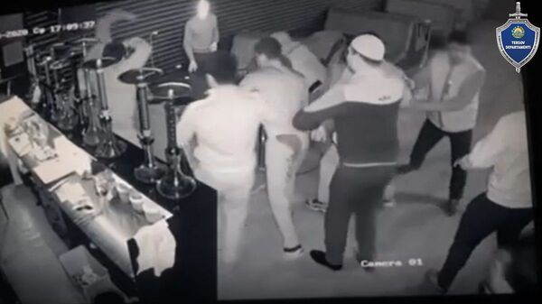 Следователи прокомментировали видео с избиением мужчины в Сурхандарье - Sputnik Узбекистан