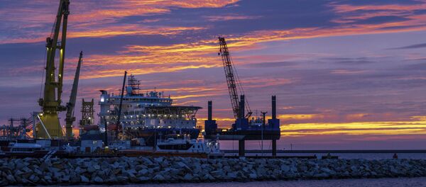 Судно-трубоукладчик Академик Черский в немецком порту Мукран на острове Рюген - Sputnik Узбекистан