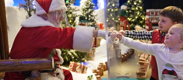 Санта-Клаус в американском торговом центре - Sputnik Узбекистан