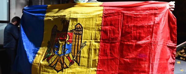 Сторонник кандидата в президенты, экс-премьера, лидера партии Действие и солидарность Майи Санду - Sputnik Узбекистан