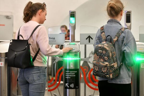 Московская Тройка вновь признана самой умной транспортной картой в мире Московская Тройка вновь признана самой умной транспортной картой в мире - Sputnik Узбекистан