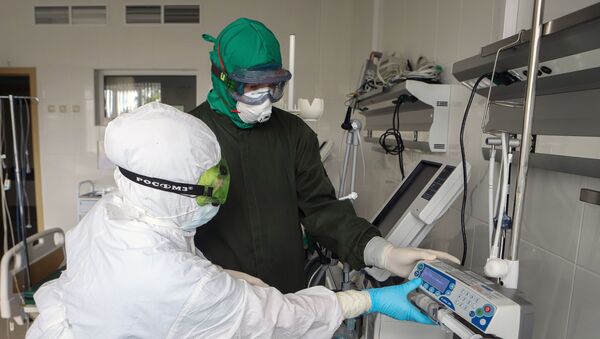 Сотрудники инфекционного корпуса, где лечат пациентов с COVID-19 - Sputnik Узбекистан
