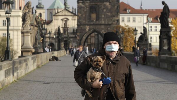 Мужчина в защитной медицинской маске на Карловом мосту в Праге, Чехия - Sputnik Узбекистан