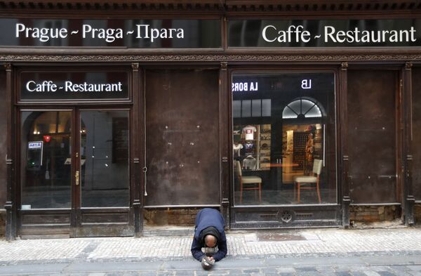 Нищий на коленях перед закрытым рестораном в Праге, Чехия - Sputnik Узбекистан