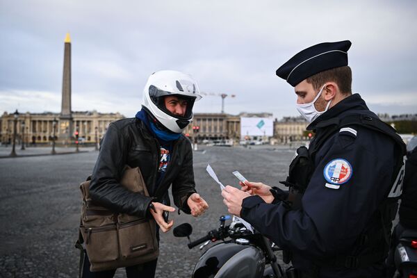 Французский полицейский проверяет документы мотоциклиста на площади Согласия в Париже, Франция - Sputnik Узбекистан