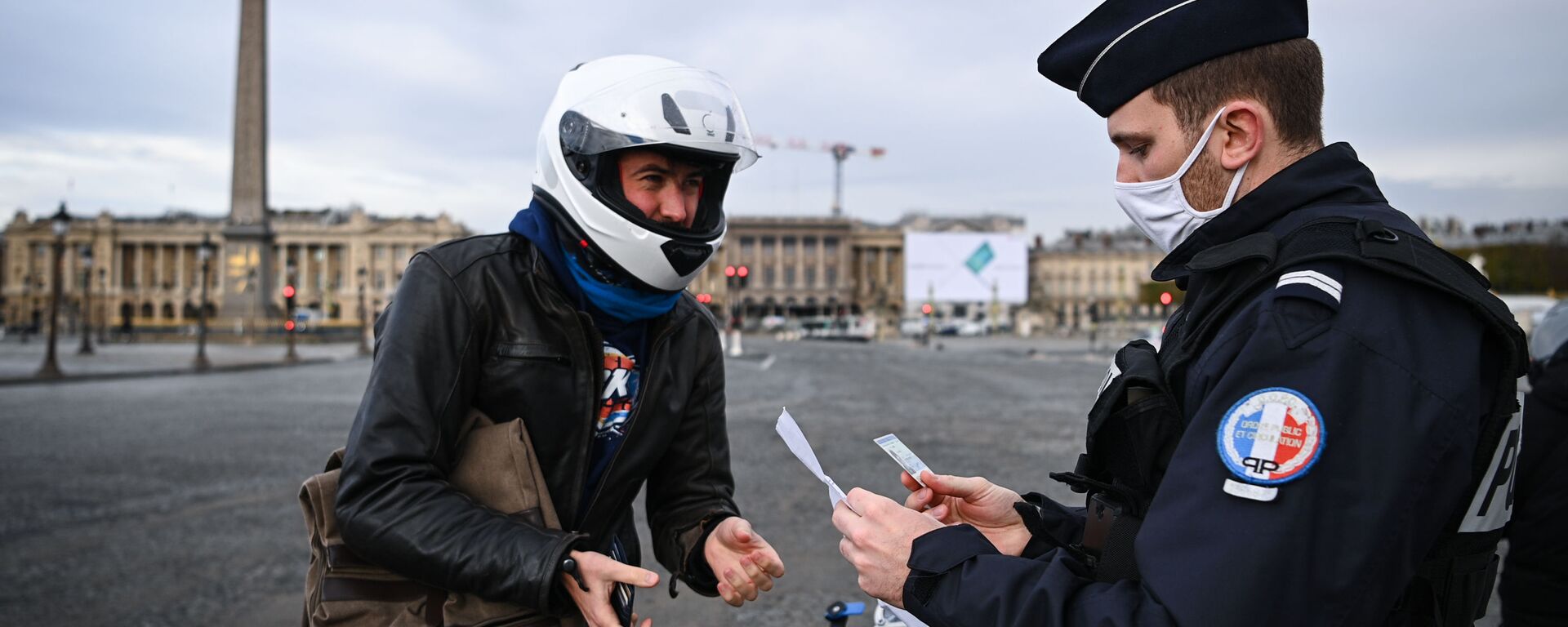 Французский полицейский проверяет документы мотоциклиста на площади Согласия в Париже, Франция - Sputnik Узбекистан, 1920, 01.04.2021