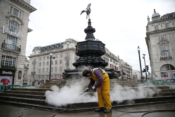 Рабочий во время чистки ступенек фонтана Шафтсбери в Лондоне, Великобритания - Sputnik Узбекистан
