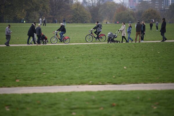 Люди в Гайд-парке в центре Лондона - Sputnik Узбекистан