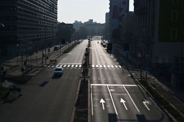 Пустая улица в центре Милана - Sputnik Узбекистан