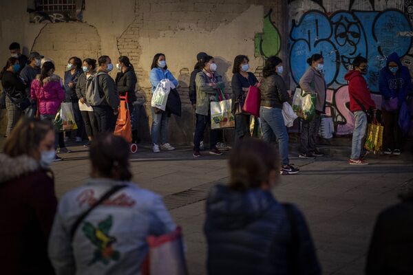 Люди в очереди за бесплатной едой в Барселоне, Испания  - Sputnik Узбекистан