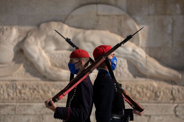Греческие президентские гвардейцы в защитных масках несут дежурство перед Могилой Неизвестного солдата во время локдауна, объявленного правительством в связи с коронавирусом, в Афинах, Греция - Sputnik Узбекистан