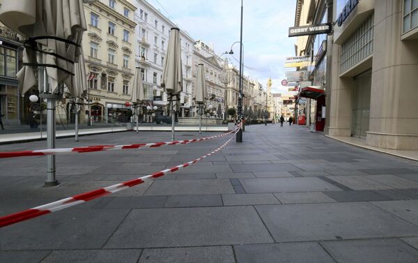 Закрытые кафе в пешеходной зоне во время локдауна, объявленного правительством в связи с коронавирусом, в Вене, Австрия - Sputnik Узбекистан