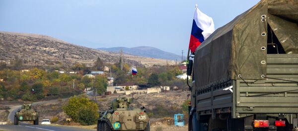 Колонна российских миротворцев направляется к монастырю Дадиванк в Нагорном Карабахе Колонна российских миротворцев направляется к монастырю Дадиванк в Нагорном Карабахе - Sputnik Узбекистан