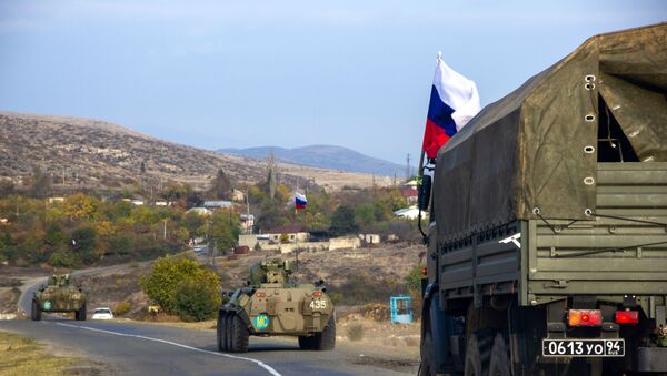 Колонна российских миротворцев направляется к монастырю Дадиванк в Нагорном Карабахе - Sputnik Узбекистан