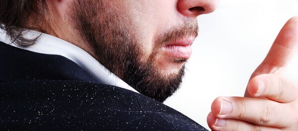 Mujchina schishayet perxot s pidjaka - Sputnik O‘zbekiston