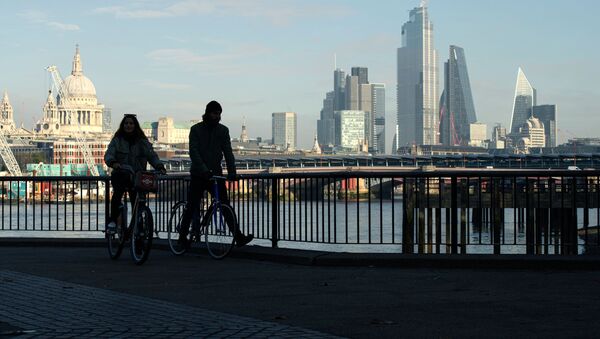Вид на Лондон с южного берега Темзы во время карантина, введенного в связи с коронавирусом - Sputnik Узбекистан