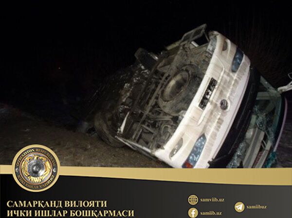 В Самаркандской области перевернулся пассажирский автобус - фото - Sputnik Узбекистан