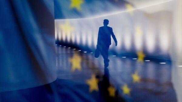 Отражение мужчины на фоне флага ЕС - Sputnik Ўзбекистон