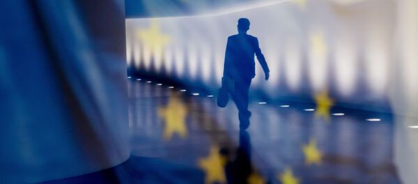 Отражение мужчины на фоне флага ЕС Отражение мужчины на фоне флага ЕС - Sputnik Ўзбекистон