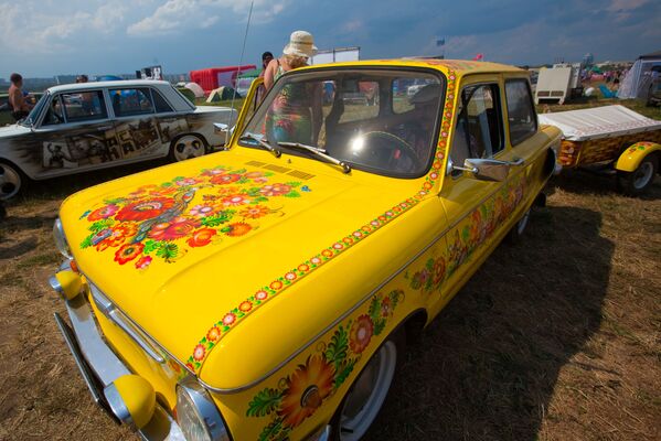 Автомобиль ЗАЗ на Международном автомобильном фестивале Автоэкзотика - Sputnik Узбекистан