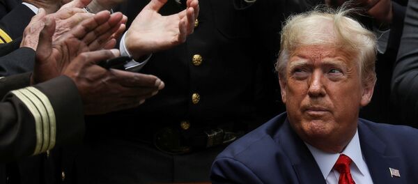 Президент США Дональд Трамп после подписания распоряжения о реформе полиции в Розовом саду Белого дома США - Sputnik Узбекистан