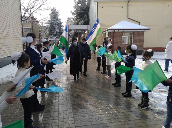 В Андижане школьников вывели на мороз без верхней одежды - Sputnik Узбекистан