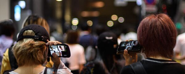 Люди с мобильными телефонами - Sputnik Узбекистан