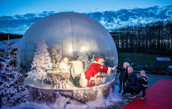 Санта-Клаус в шаре во время открытия рождественских сезонов в Дании  - Sputnik Узбекистан