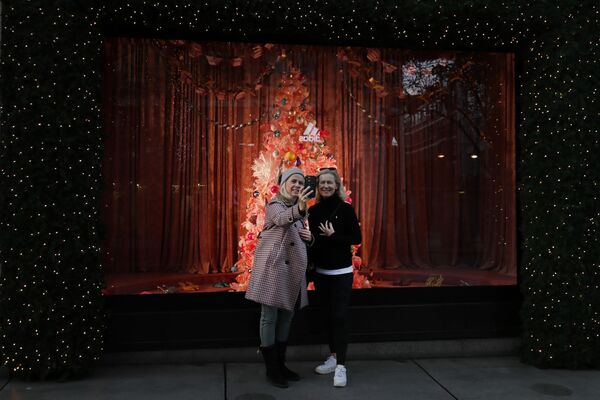 Рождественское оформление витрины в Лондоне  - Sputnik Узбекистан