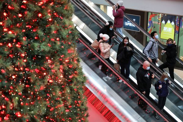 Рождественская ель в торговом центре в Канаде  - Sputnik Узбекистан
