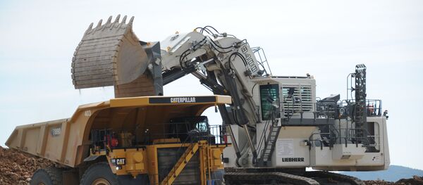 Загрузка руды в самосвал на карьере Загрузка руды в самосвал на карьере - Sputnik Узбекистан