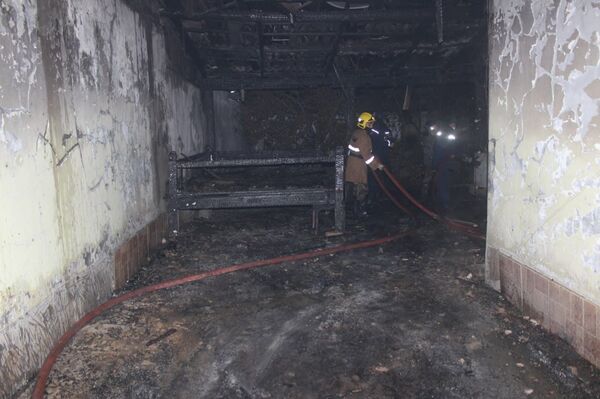 Почти дотла: в Карши загорелся жилой дом - Sputnik Узбекистан