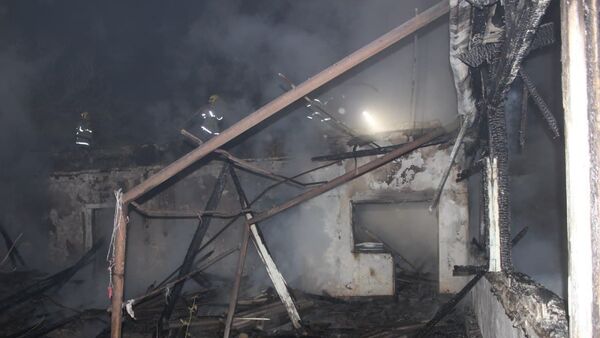 Почти дотла: в Карши загорелся жилой дом - Sputnik Узбекистан