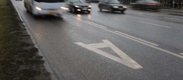 Разметка выделенной полосы для движения общественного транспорта  - Sputnik Узбекистан