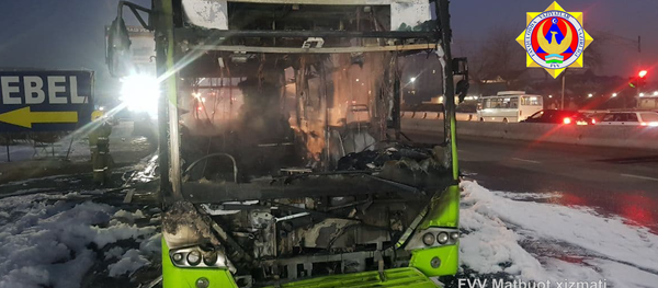 На малой кольцевой дороге в Ташкенте загорелся рейсовый автобус - Sputnik Узбекистан