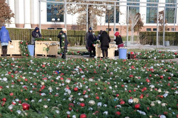 Toshkentda Yangi yil archasini bezatish ishlari boshlab yuborildi - foto - Sputnik O‘zbekiston