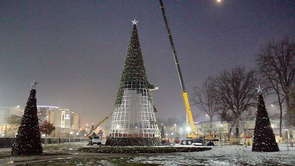 Празднику быть: в Ташкенте собирают главную новогоднюю елку - Sputnik Узбекистан