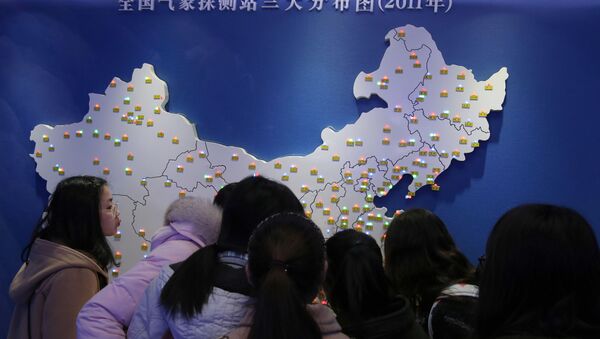 Жителя Китая смотрят на карту - Sputnik Узбекистан