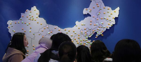 Жителя Китая смотрят на карту - Sputnik Узбекистан