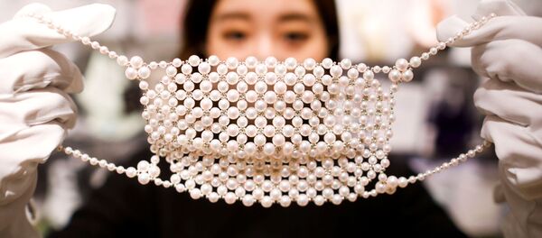 Маска из жемчуга в магазине в Токио  - Sputnik Узбекистан