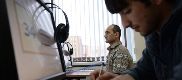 Выдача первых патентов в Едином миграционном центре Московской области - Sputnik Узбекистан