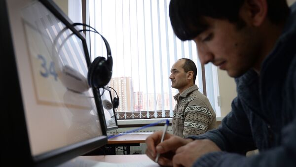 Выдача первых патентов в Едином миграционном центре Московской области - Sputnik Узбекистан