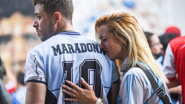Болельщики во время скорби по Диего Марадоне в Аргентине - Sputnik Узбекистан