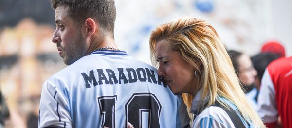 Болельщики во время скорби по Диего Марадоне в Аргентине Болельщики во время скорби по Диего Марадоне в Аргентине - Sputnik Узбекистан