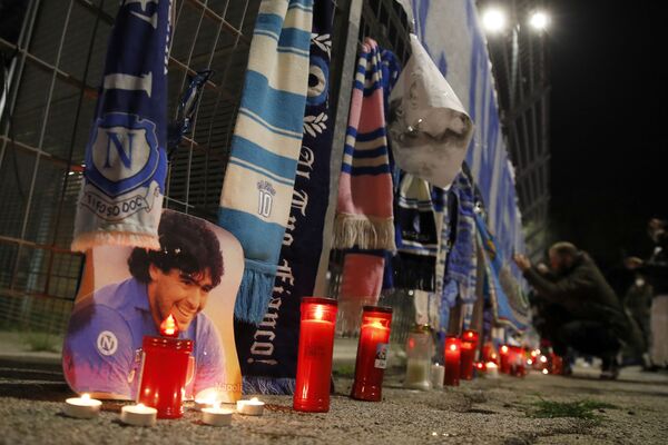 Свечи у стадиона Сан-Паоло во время скорби по Диего Марадоне в Италии - Sputnik Узбекистан