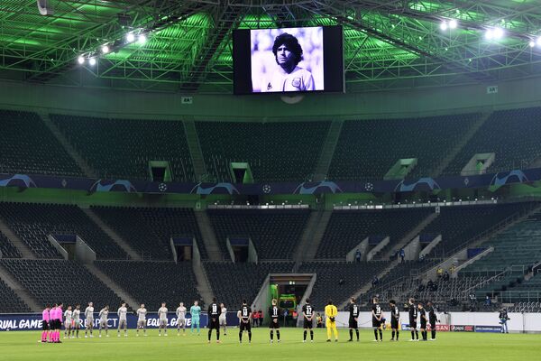 Минута молчания в знак скорби по Диего Марадоне на футбольном матче в Германии   - Sputnik Узбекистан