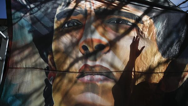 Баннер с изображением Диего Марадоны у больницы в Аргентине - Sputnik Ўзбекистон