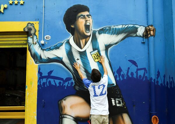 Argentina, futbol fanati Diyego Maradona uchun qayg‘uda. - Sputnik O‘zbekiston