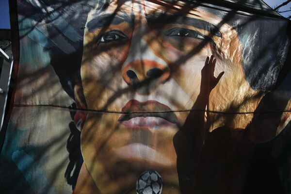 Argentina shifoxona oldida Diyego Maradona aks etgan banner. - Sputnik O‘zbekiston