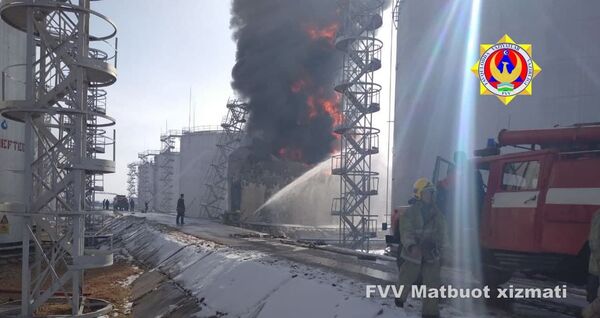 В Ташкентской области на нефтебазе горит цистерна с горючим - фото - Sputnik Узбекистан